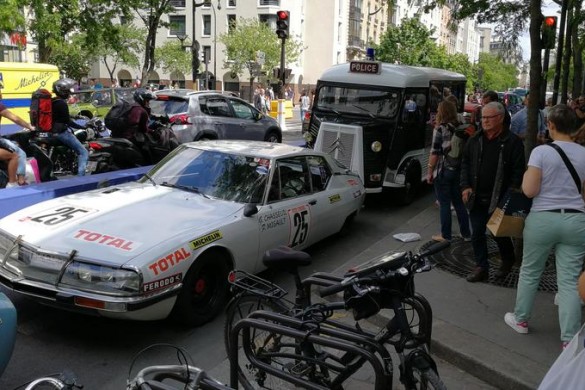 100 Citroën dans Paris pour le centenaire des chevrons